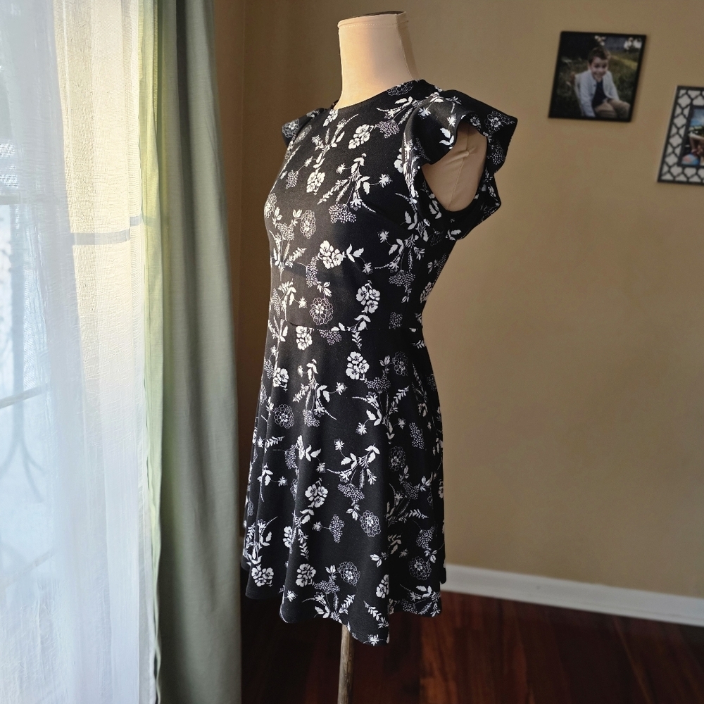 Xhilaration Black & White Floral Flutter Sleeve Dress (Medium) - Picture 2 of 9